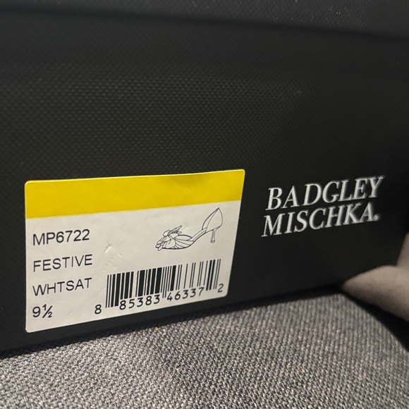 Badgley Mischka Ivory Heels with Tulle Bow - Picture 7 of 7